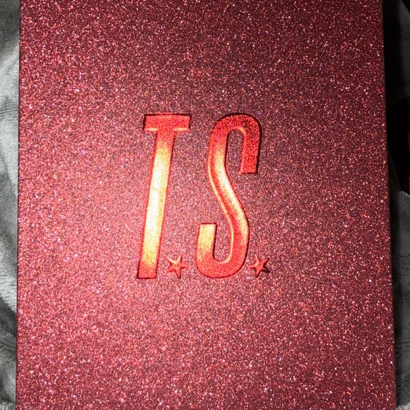 Taylor Swift The Life of a Showgirl Wooden Heart Keychain - Picture 1 of 2